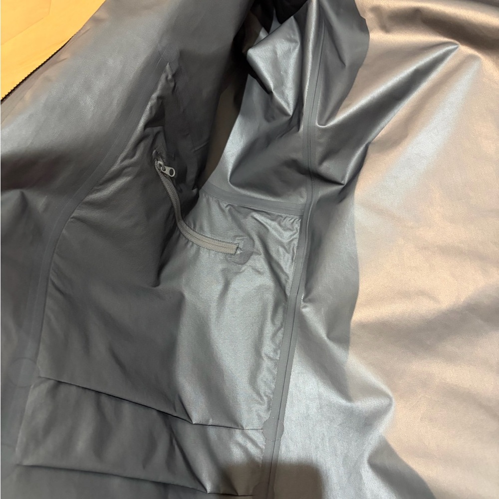 Arcteryx Men's Black monitorJacket - Picture 6 of 9